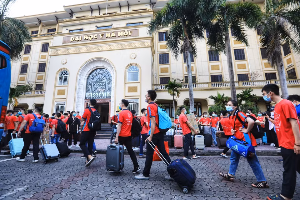 Un total de 350 estudiantes y profesores de la Universidad de Medicina de Hanoi se ofrecieron como voluntarios para participar en las actividades asistenciales de prevención y control de la epidemia del COVID-19 en la provincia de Binh Duong (Fuente: VNA)