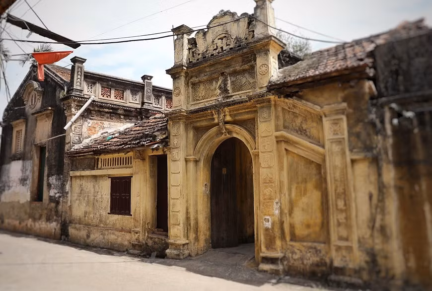 La arquitectura de las casas antiguas aquí, pasando por muchos altibajos en el tiempo, aún conserva las características antiguas y lujosas escondidas detrás del yin-yang, los techos de tejas rojas combinados con delicadas tallas y arcos. En el pasado, este destino fue considerado "el mejor pueblo de moda de la capital real¨ (Fuente: Vietnam+)