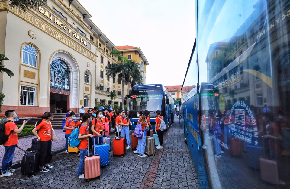 Un total de 350 estudiantes y profesores de la Universidad de Medicina de Hanoi se ofrecieron como voluntarios para participar en las actividades asistenciales de prevención y control de la epidemia del COVID-19 en la provincia de Binh Duong (Fuente: VNA)