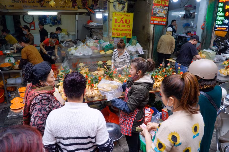 Debido a la convergencia de platos deliciosos, ofertas preparadas, alimentos frescos y precios altísimos, Hang Be, ubicado en la calle Gia Ngu del distrito de Hoan Kiem, en Hanoi, se considera un “mercado local rico”. Después del período del Año Nuevo Lunar, los vietnamitas celebran “Tet Nguyen Tieu”, o la primera luna llena del mes, que se conmemora el día 15 del primer mes lunar. Tradicionalmente marca el final del período del Año Nuevo Lunar y se festeja en países asiáticos como Vietnam, Tailandia y China. En 2021, Tet Nguyen Tieu cae el 15 de febrero. A pesar de tener su origen en China, ese día en Vietnam ostenta una cultura propia distintiva (Fuente: Vietnam+)