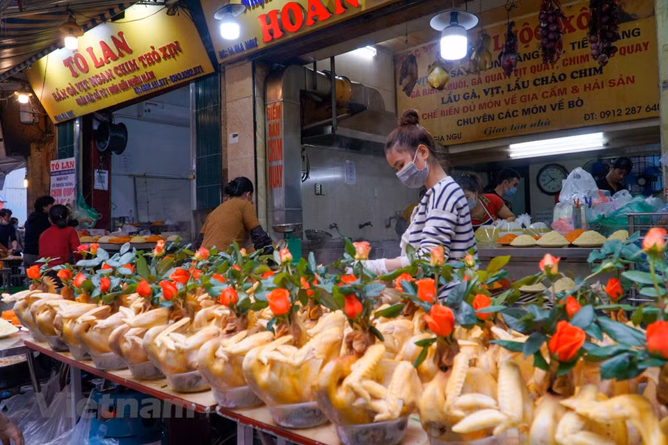 Desde la madrugada del día de luna llena de enero, el mercado de Hang Be estaba repleto de compradores, los productos se movían continuamente. En Vietnam, “Tet Nguyen Tieu” se apega a las prácticas agrícolas de los agricultores vietnamitas durante miles de años. Antes de la Luna Llena del primer mes lunar, los agricultores deben trabajar duro con la óptica de prepararse para las actividades agrícolas de todo el año. En la noche de la primera luna llena, los agricultores quemarán hojas secas para deshacerse de las plagas dañinas. Después de tareas tan arduas, los granjeros se sentarán y disfrutarán de la belleza de la luna (Fuente: Vietnam+)