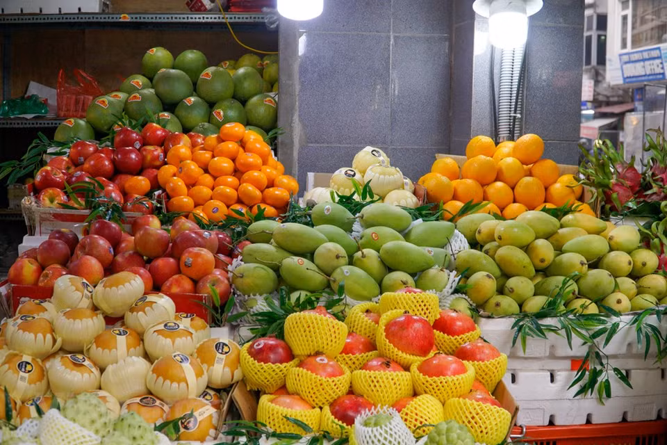 Tanto las tiendas que venden ofrendas, comida preparada, como los puestos de frutas, están igualmente ocupados. Las encuestas en algunos mercados muestran que el anón de Taiwán tiene un precio superior a 15 dólares por kilogramo, las manzanas importadas están a casi siete dólares por kilogramo, los melones surcoreanos a unos 6,5 dólares por kilogramo, las bananas hasta 4,3 dólares por kilogramo y los mangos a 2,5 dólares por kilogramo, entre otros. El precio de la fruta hoy aumentó ligeramente entre 0,02 y 0,43 dólares por kilogramo en comparación con los días normales. Después del Año Nuevo Lunar, la luna llena de enero propicia una fiesta importante para los vietnamitas. Aunque la pandemia de la COVID-19 ha afectado mucho a los negocios, este “mercado rico” nunca ha dejado de estar “caliente” (Fuente: Vietnam+)