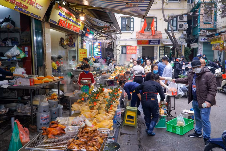 El precio del pollo aquí oscila entre 500 mil y 600 mil dongs (alrededor de 25 dólares) y pesa entre 1,5 y dos kilogramos. A pesar del alto costo, los compradores tienen que hacer fila por turnos. A los vietnamitas les encanta practicar el vegetarianismo en este día. Comer Banh troi nuoc, un postre vietnamita consistente en bolas hechas de pasta de frijol chino envuelta en una concha de harina de arroz glutinoso. Las bolas se sirven en un caldo espeso, claro dulce o marrón elaborado con agua, azúcar y raíz de jengibre rallada. Suele calentarse antes de comerse y se guarnece con semillas de sésamo, esta deviene una costumbre importante tanto en Vietnam como en China. La forma redonda del pastel y los cuencos simbolizan la totalidad y el reencuentro (Fuente: Vietnam+)