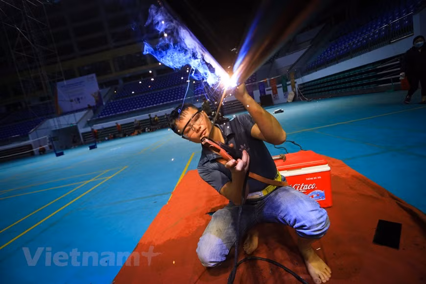 Tras completar los preparativos correspondientes, la provincia de Bac Giang, sede de los partidos de bádminton de los 31 Juegos Deportivos del Sudeste Asiático (SEA Games 31), ahora está lista para el evento deportivo regional. Ngyen Trong Bac, subdirector del Departamento provincial de Cultura, Deportes y Turismo, dijo que las competencias se llevarán a cabo en el gimnasio de la provincia en la ciudad de Bac Giang, del 16 al 22 de mayo. Ese gimnasio, de cuatro mil 500 asientos, cumple con los estándares internacionales y es uno de los más modernos de su tipo en la región norteña. Además, promete convertirse en un lugar familiar para muchos de los principales torneos nacionales y regionales en los próximos años (Fuente: Vietnam+)
