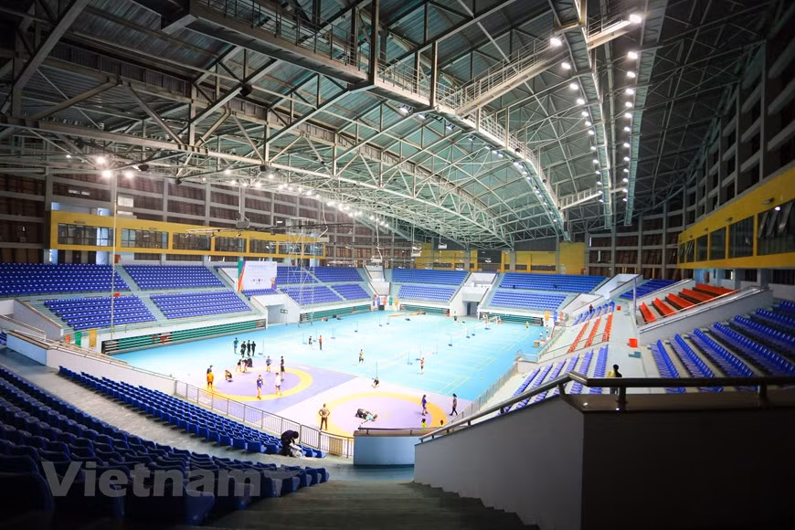 Con el propósito de estar a la altura de los SEA Games 31, la localidad invirtió unos 437 mil 300 dólares en la mejora de esa instalación y la adquisición de nuevos equipos, dijo el funcionario, y agregó que también se han promovido actividades de comunicación, con estatuas de Sao la, la mascota de SEA Games 31, pancartas y carteles colocados en las calles. El Departamento de Salud provincial y las agencias relevantes dispusieron del personal y suficientes suministros médicos para el evento, añadió. Mientras tanto, el reclutamiento de voluntarios se lleva a cabo desde marzo. El hotel Muong Thanh Bac Giang, donde los atletas se alojarán mientras compiten aquí, también se ha preparado para servir a las delegaciones, informó (Fuente: Vietnam+)