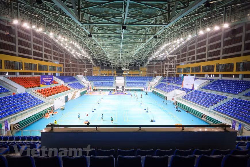 El evento bienal estaba inicialmente programado para fines de 2021, pero se retrasó debido al impacto de la pandemia. En los SEA Games 30, en 2019, Vietnam ocupó el segundo lugar en la clasificación de medallas, con 98 oros, 85 platas y 105 bronces, por detrás del país anfitrión, Filipinas. Actualmente, el equipo vietnamita de bádminton también está practicando en el gimnasio de Bac Giang. Esto constituye una ventaja para el equipo al poder ejercitarse en el punto oficial del partido. La provincia de Bac Giang se ubica en la región noreste del país, situada a 50 kilómetros al este de Hanoi. La provincia cubre tres mil 895 kilómetros cuadrados y, a partir de 2019, su población pasó a ser de un millón 803 mil 950 personas (Fuente: Vietnam+)