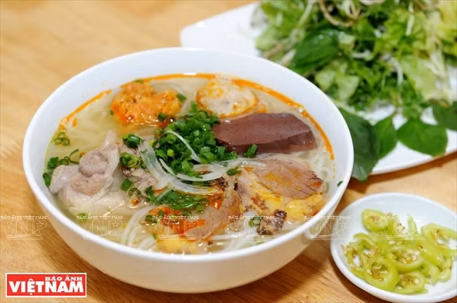 Bun Bo Hue se sirve con un poco de eneldo, limón y chile verde (Fuente: VNA)