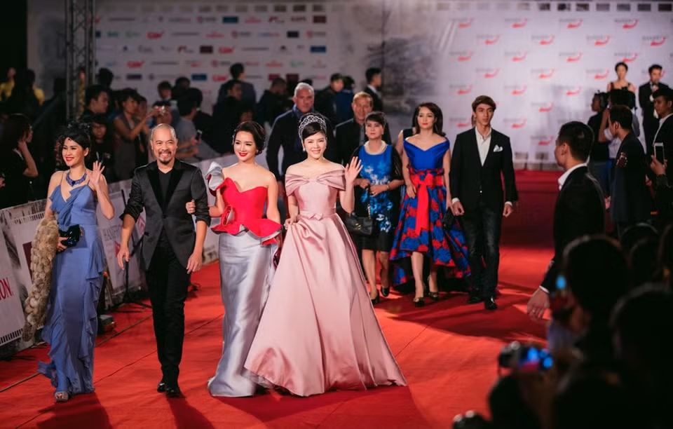 (De izquierda a derecha) Actriz Minh Thu, diseñador Duc Hung, Giang My y actriz Ly Nha Ky ​(Fuente: VNA)