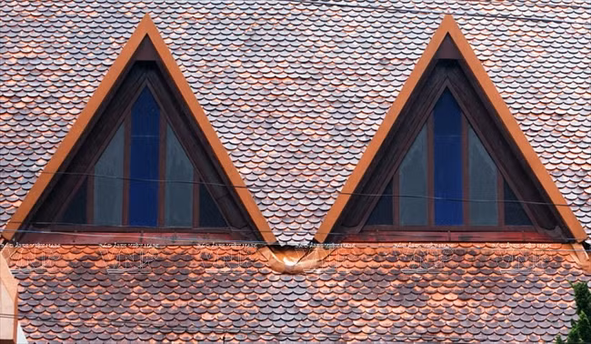 Las ventanas triangulares con cristales multicolores de origen francés. La luz del sol, filtrada por estos vidrios, ilumina el espacio dentro de la iglesia con muchos colores. (Fuente: VNA)