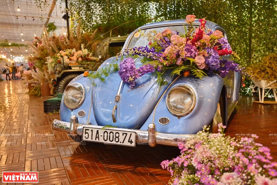 Concurso de decoración de automóviles en el Festival de Flores de Da Lat (Foto: VNA)