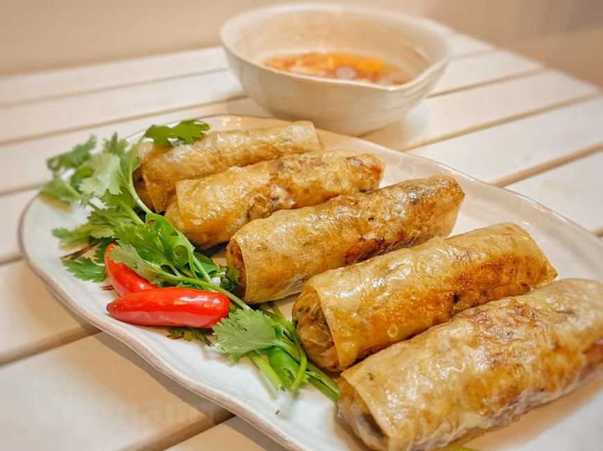 El Nem Ran puede servirse con arroz y especialmente con fideos de arroz. Quienes saborean estos rollitos siempre los disfrutan acompañados de una ensalada de lechuga, tomate, pepino y una salsa de pescado de sabor agridulce. (Foto: VNA)