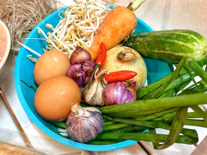 Para elaborar el Nem Ran se combina una variedad de ingredientes, incluyendo carne molida, fideos y vegetales picados como zanahoria, hongos y cebolla. (Foto: VNA)