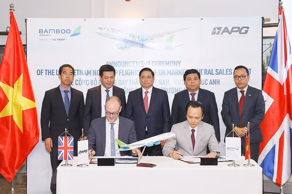 El primer ministro vietnamita, Pham Minh Chinh, en la ceremonia de inauguración de la ruta directa Vietnam-Reino Unido y de la oficina de representación de Bamboo Airways en la nación europea (Fuente: VNA)
