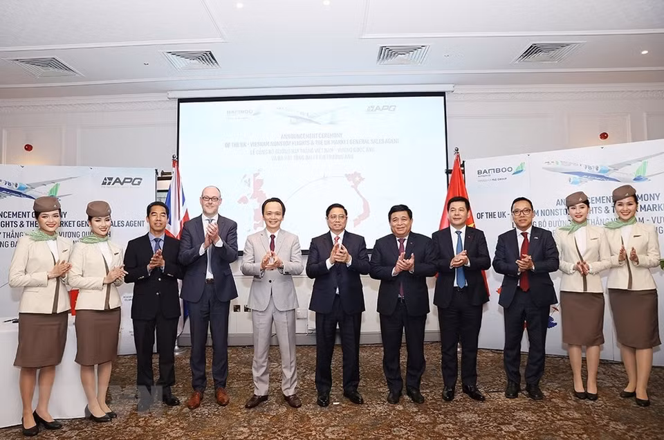 El primer ministro vietnamita, Pham Minh Chinh, en la ceremonia de inauguración de la ruta directa Vietnam-Reino Unido y de la oficina de representación de Bamboo Airways en la nación europea (Fuente: VNA)