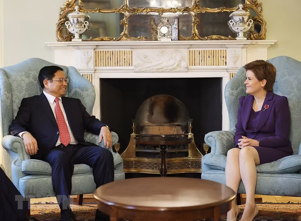 El primer ministro de Vietnam, Pham Minh Chinh, en la reunión con la primera ministra escocesa, Nicola Sturgeon (Fuente: VNA)
