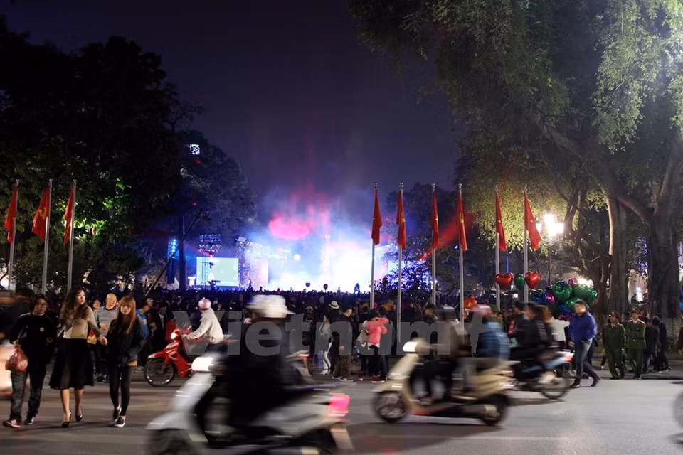Muchas actividades artísticas se celebraron alrededor del Lago Hoan Kiem (Fuente: VNA)