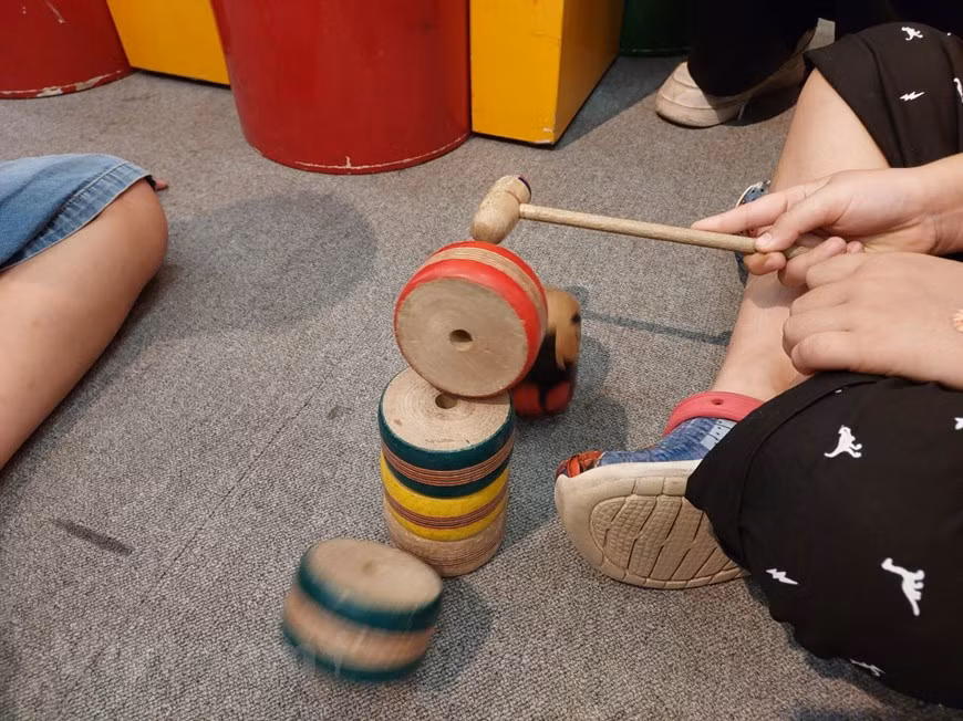 El daruma-otoshi es uno de los juegos más populares en Japón. Consiste en una serie de bloques de madera de diferentes colores, que se colocan formando una torre. La pieza superior tiene la forma de la cabeza de Daruma. El objetivo es golpear con un pequeño martillo cada una de las piezas e intentar quitar una pieza sin que se caiga la cabeza o se desmonte el muñeco. Las piezas tienen un orificio en el centro, de modo que cuando acabemos de jugar, el mango del martillo las atraviesa, y mantiene así la torre en su sitio. El Daruma representa al Bodhi Dharma, fundador del Budismo Zen. (Foto: Vietnam+)