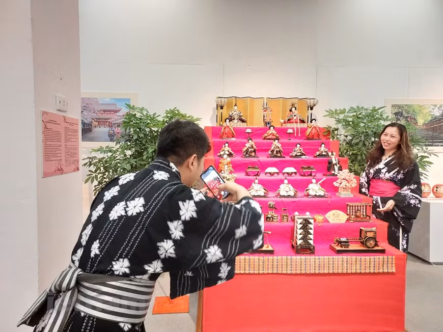 Los visitantes experimentan el espacio cultural japonés al probar el yukata. El yukata es una vestimenta tradicional japonesa hecha de algodón. Se usa principalmente para los festivales de verano o estaciones cálidas. Es mucho más casual y ligera que el kimono al no tener la capa que cubre normalmente a este y al no estar hecha de seda. Es también un vestido típico y se utiliza incluso como pijama. Los orígenes del yukata los encontramos durante el periodo Heian (794-1185). Hoy en día la sociedad encuentra menos ocasiones para lucir estos elegantes vestidos, aunque para los japoneses la sensación al vestir un kimono suele ser positiva. (Foto: Vietnam+)