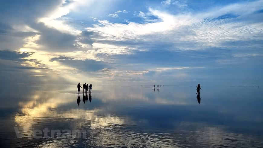 El autor tiene que prepararse a partir de las cuatro de la mañana, según el clima, para captar hermosas fotos del amanecer, solo unas 52 veces al año en la playa de Quang Lang, de la provincia norteña de Thai Binh. (Foto: Vietnam+)