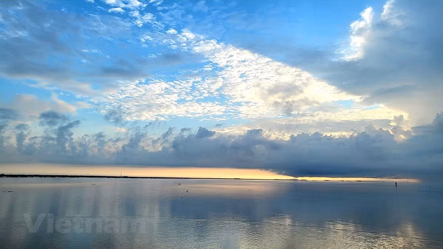 Thai Binh no solo es famoso por sus campos rectos de cigüeñas voladoras, sino también por sus hermosas playas que conmueven a la gente. (Foto: Vietnam+)