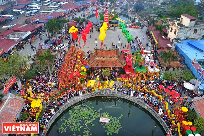  Phu Day está espléndidamente decorado con banderas y flores (Fuente: VNA)