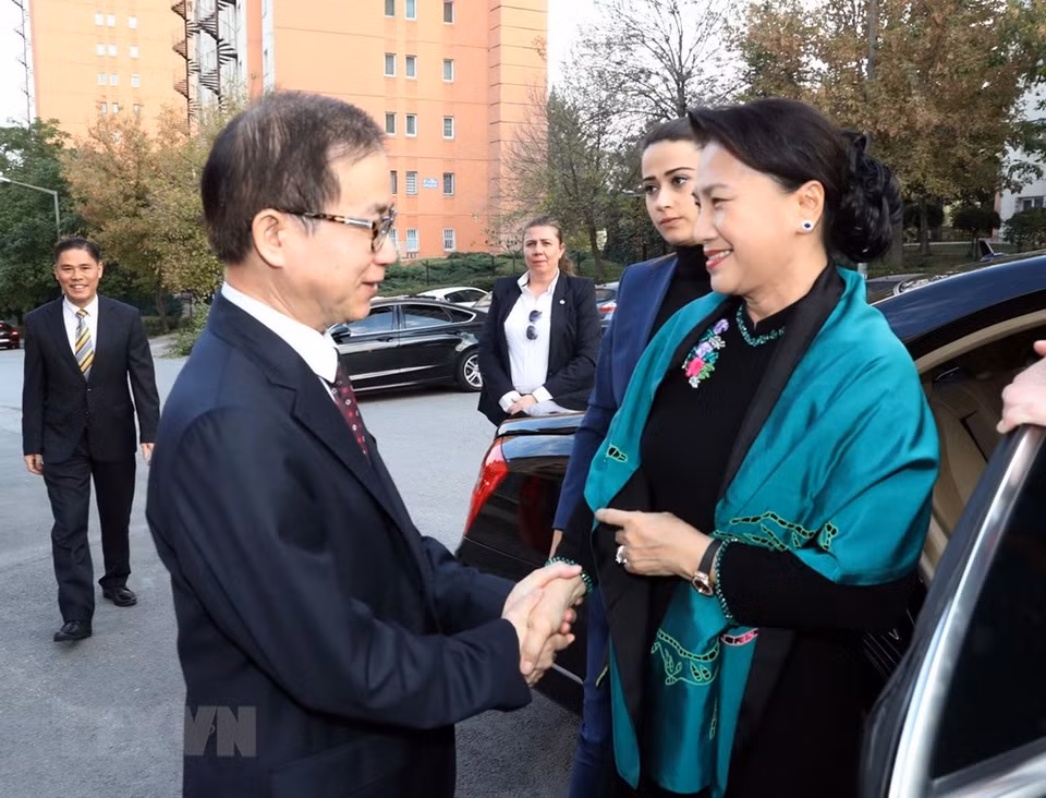 Nguyen Thi Kim Ngan sostuvo un encuentro con los diplomáticos vietnamitas y representantes de los coterráneos residentes en la localidad (Fuente: VNA)