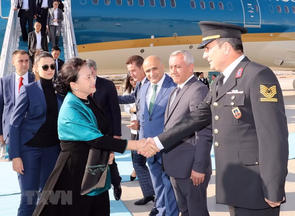 La presidenta parlamentaria vietnamita en el aeropuerto internacional Esenboga (Fuente: VNA)
