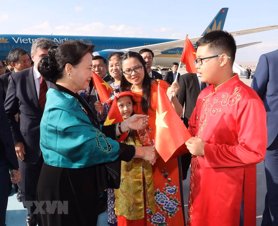 La presidenta parlamentaria vietnamita en el aeropuerto internacional Esenboga (Fuente: VNA)