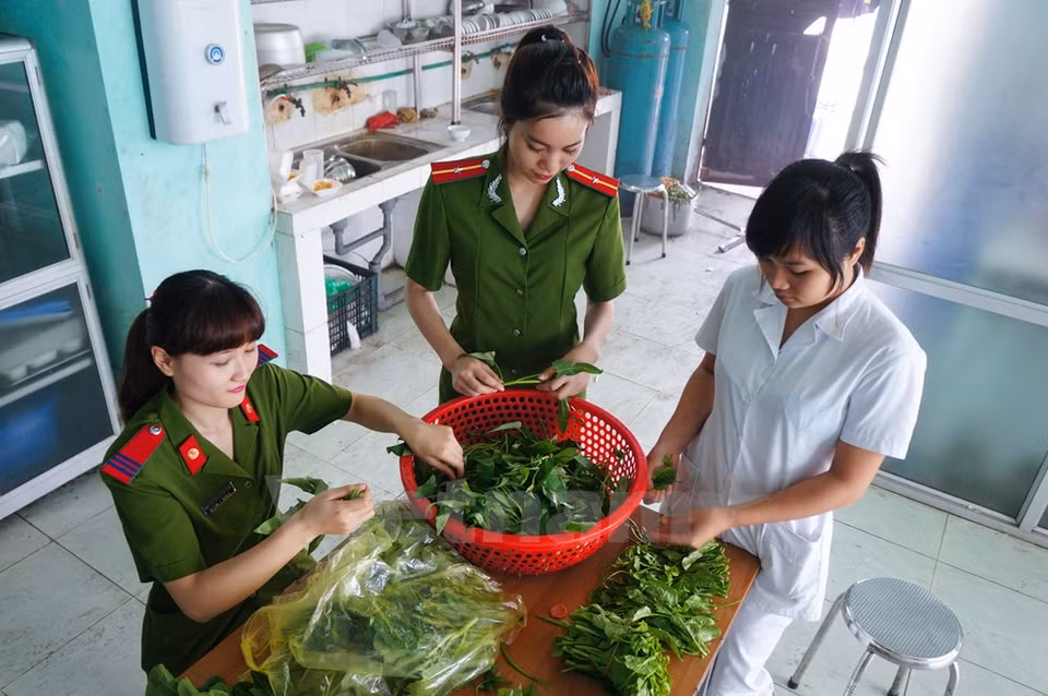 Las muchachas también preparan comidas para los colegas masculinos. Es para ellas una alegría.