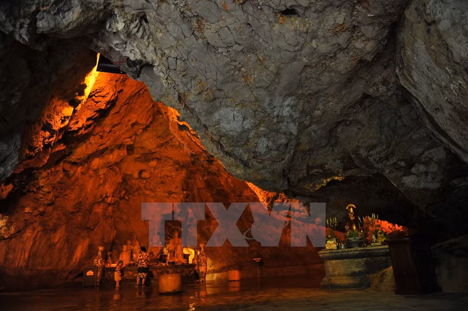 En la cueva se encuentran lugares dedicados al buda y santos (Fuente: VNA)