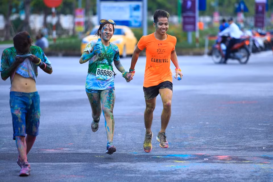 Mano en mano, esta pareja conquistó la carrera. (Fuente: VNA)