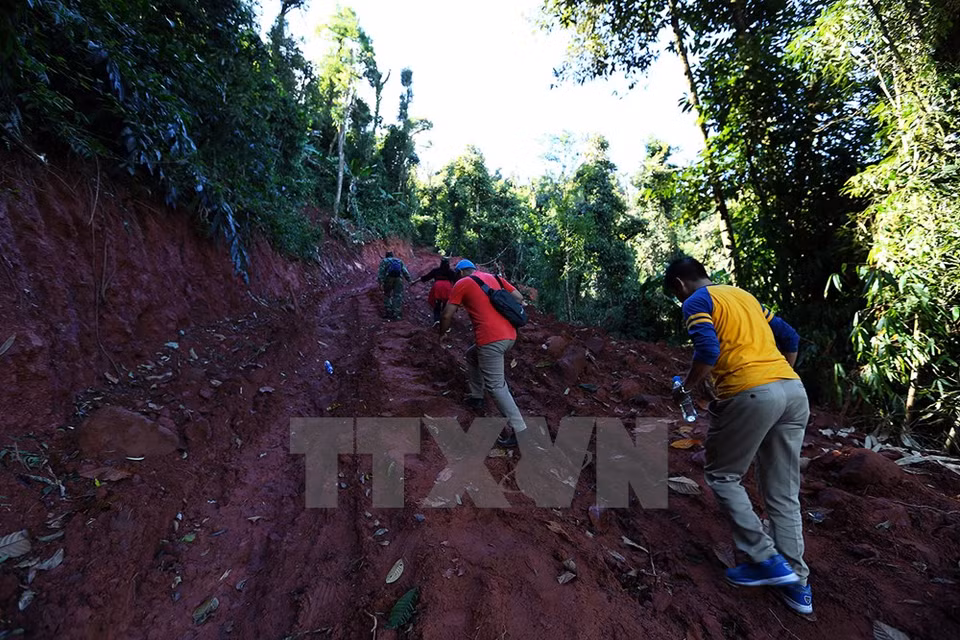 Los viajeros deben superar un sendero empinado y sinuoso (Fuente: VNA)