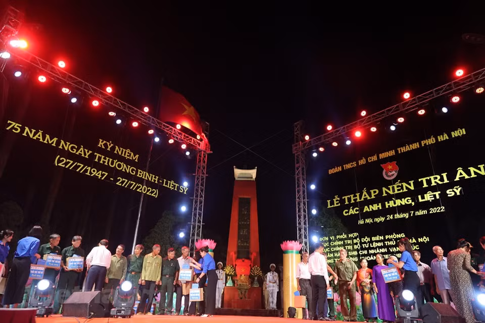 Según el registro oficial en Vietnam, hasta el momento, hay más de 9,2 millones de personas con méritos revolucionarios, entre ellos veteranos, Madres Heroicas, Héroes de las Fuerzas Armadas Populares, Héroes del Trabajo, inválidos de guerra y familiares de mártires, todos se han beneficiado con leyes y políticas preferenciales. De hecho, estos compatriotas no solo reciben subsidios, sino que también reciben ayudas en diferentes aspectos de su vida, como la salud, la vivienda, la formación profesional, la creación de empleo y la ayuda en la producción y el negocio. Asimismo, el Partido y el Estado han prestado especial atención a la planificación, la inversión y la mejora de las instalaciones de cuidado para los vietnamitas con méritos revolucionarios (Fuente: Vietnam+)