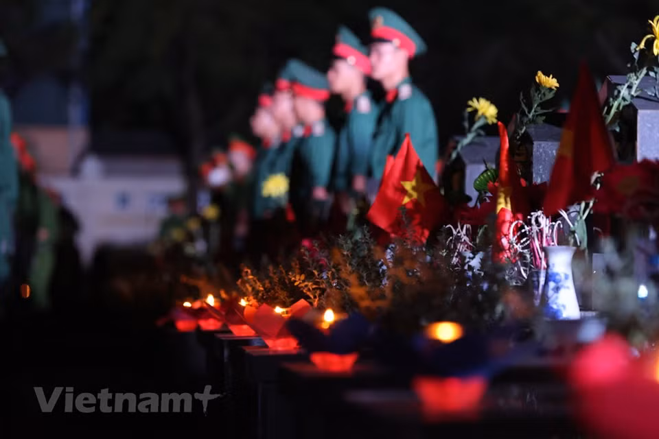 De acuerdo con las estadísticas oficiales, en la actualidad, hay más de 9,2 millones de contribuyentes conocidos a la revolución, incluidos 1,2 millones de mártires, más de 139 000 madres vietnamitas heroicas, 1300 héroes de las Fuerzas Armadas Populares y Héroes del Trabajo, casi 800 000 inválidos de guerra y otros 320 mil que estuvieron expuestos a productos químicos tóxicos. En conmemoración del 75º aniversario del Día de los Inválidos y Mártires de Guerra, se ha dedicado un presupuesto de alrededor de 17 millones de dólares a donaciones con el propósito de atender a más de 1,3 millones de personas con méritos para con la revolución. Todo el sistema político y las organizaciones, personas y comunidades han movilizado recursos para rendir homenaje a los mártires, centrándose también en la búsqueda e identificación de los restos de quienes entregaron su vida por el bienestar futuro de la Patria (Fuente: Vietnam+)