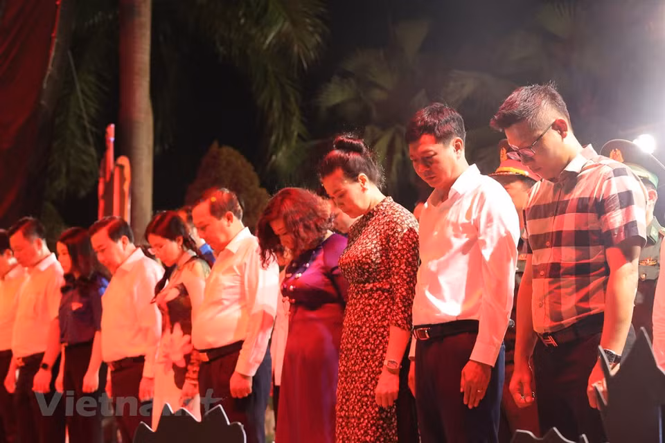 Con base en ese reconocimiento, las políticas para personas con méritos revolucionarios en Vietnam son cada vez mejores. El 16 de febrero de 1947, el presidente Ho Chi Minh firmó el Decreto número 20/SL sobre los mecanismos de pensión y beneficios por muerte de los soldados. Ahora, el espíritu de dicha norma sobre las prestaciones a los inválidos de guerra, mártires y personas con méritos revolucionarios ha sido concretado por el Partido y el Estado a través de leyes y políticas preferenciales, las cuales se implementan de manera uniforme en todo el país. Después de 75 años, estos mecanismos se han complementado y ajustado a las condiciones socioeconómicas de cada período (Fuente: Vietnam+)