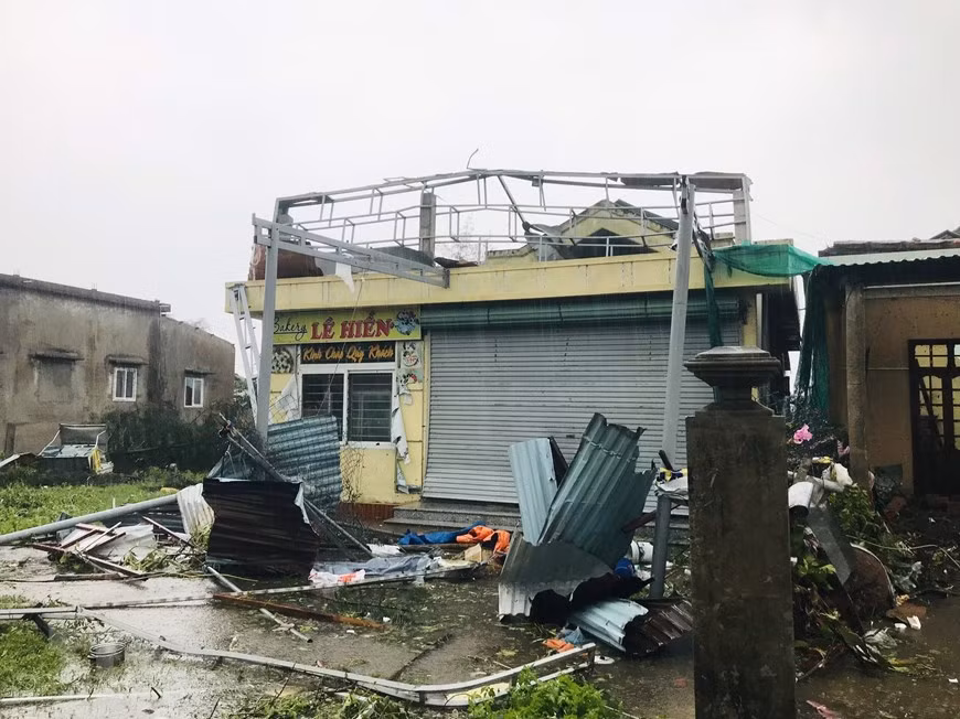 A muchas tiendas y casas en la ciudad de Cua Viet les volaron los techos (Fuente: VNA)