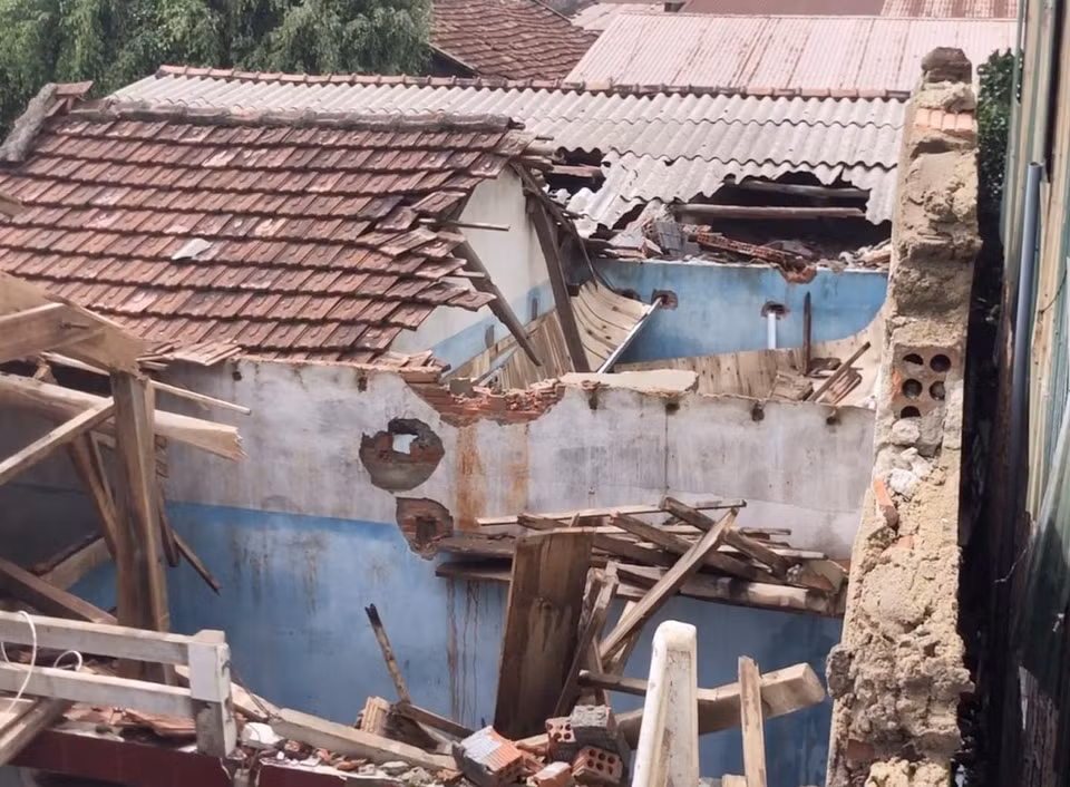 Varias casas en el distrito de Binh Son, en la provincia de Quang Ngai, resultan dañadas después del paso del tifón Noru (Fuente: VNA)