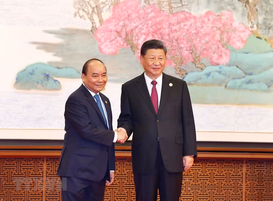 El primer ministro de Vietnam, Nguyen Xuan Phuc, fue recibido por el secretario general del Partido Comunista y presidente de China, Xi Jinping (Fuente: VNA)