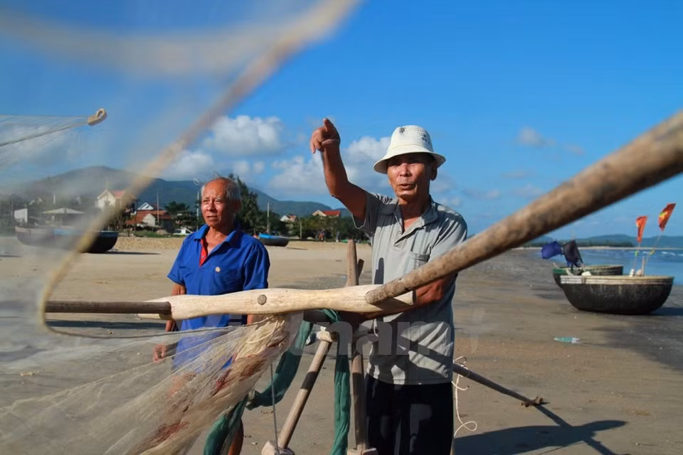 No sólo sabe de memoria las olas y los remolinos submarinos para encontrar el mejor lugar de colocar la red, Thuc también es un artista de las nanas folclóricas locales.