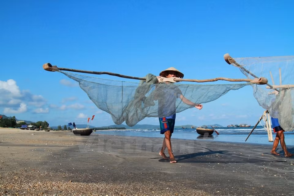 Pescar estos minúsculos camarones es un trabajo de los lugareños en tiempo libre. 