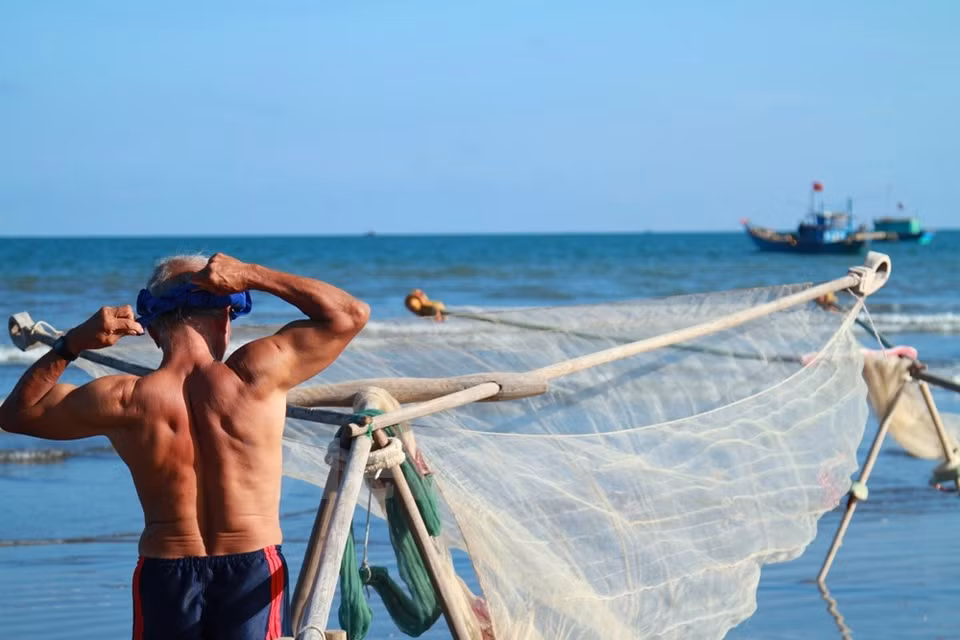 Después de más de 40 años de exponerse al sol y al mar, Nuong es admirado por los jóvenes gracias a sus músculos robustos como de hierro.