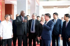 Presidente del Parlamento cubano, Esteban Lazo Hernández, visita provincia norvietnamita de Hung Yen. (Foto: VNA)