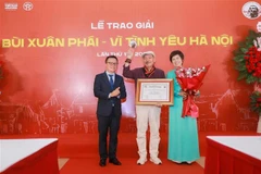 El reconocido músico Tran Tien fue galardonado con el Gran Premio - el galardón más importante del Premio Bui Xuan Phai - Por el Amor de Hanoi 2025. (Foto: VNA)