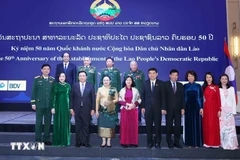 Líderes vietnamitas asisten a la celebración del 50.º Día Nacional de Laos. (Foto: VNA)