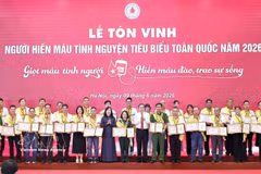 El presidente de la Asamblea Nacional de Vietnam, Tran Thanh Man, y la ministra de Salud, Dao Hong Lan, honran a donantes voluntarios de sangre más destacados a nivel nacional en 2026. (Foto: VNA)