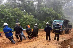 Lineros de la compañía eléctrica de Quang Tri superan todas las dificultades, esforzándose por llevar electricidad a las aldeas y poblados remotos antes del 15 de diciembre. Foto: VNA