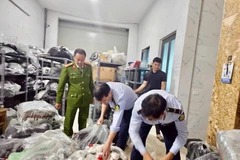 Mercancías falsificadas de Nike, Adidas, Puma, comercializadas principalmente a través de páginas de Facebook y tiendas en TikTok, fueron incautadas por las autoridades de Gestión del Mercado. (Foto: VNA)