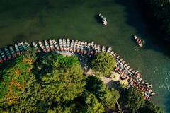 Las empresas turísticas y las localidades trabajan de manera proactiva con planes sólidos para alcanzar lo antes posible la meta fijada para el año 2025. (Foto ilustrativa: Vietnam+)