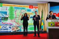 El embajador de Vietnam en Brasil, Bui Van Nghi, en encuentro con el alcalde de Davinópolis, Zé Pequeno (Foto: VNA)