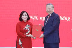 La miembro del Buró Político del Partido Comunista de Vietnam (PCV) y secretaria de su Comité en Hanoi, Bui Thi Minh Hoai, fue designada como nueva secretaria del Comité partidista del Frente de la Patria (FPV) y las organizaciones de masas a nivel central. (Foto: VNA)